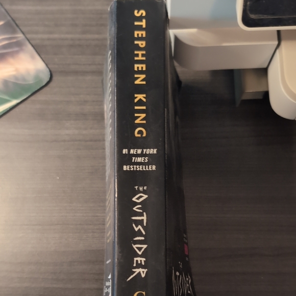 The Outsiders -Stephen King Paperback Book - Picture 2 of 3